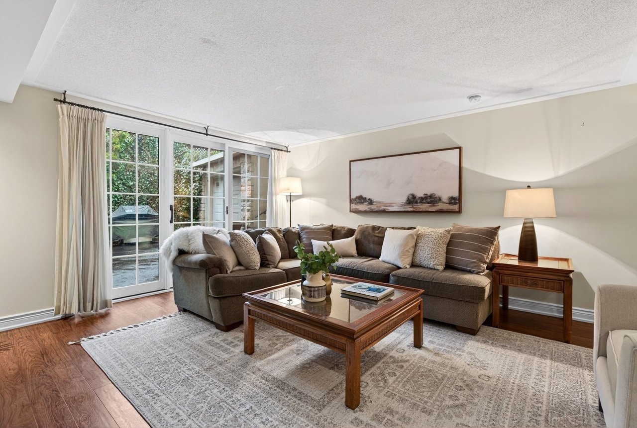  Aldershot Lakeside Elegance