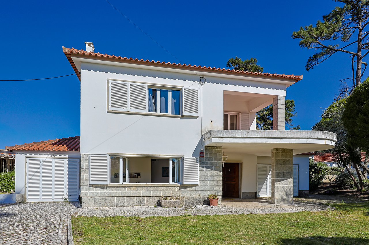 Spacious 5-Bedroom Villa with Expansive Garden Near Sintra in Colares