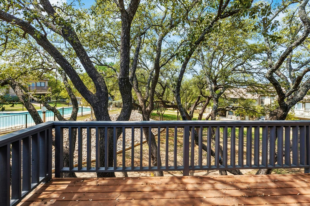 Horseshoe Bay Condo Just Listed!