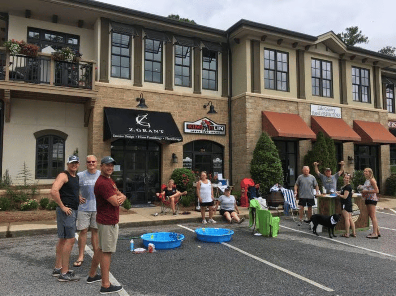 Kim and Lin Logan Team Host Annual Dog Wash for Humane Society