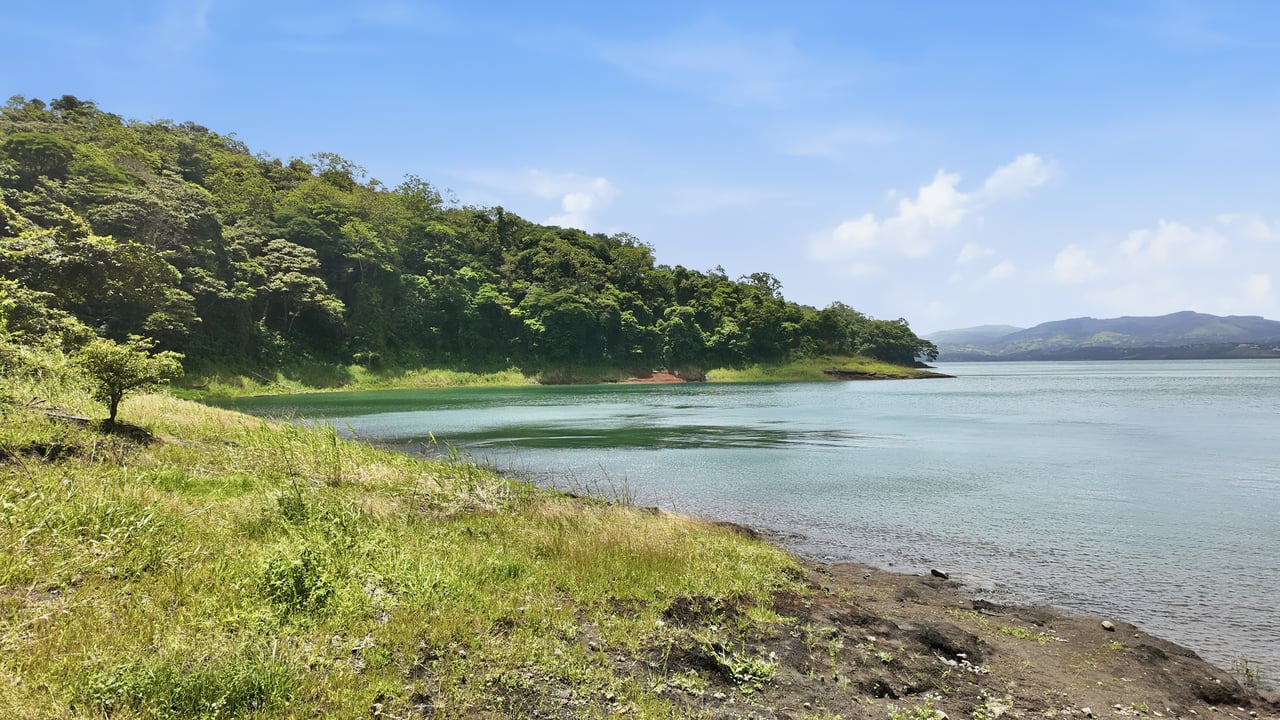 LAKEFRONT LOT - TURTLE COVE - LAKE ARENAL 