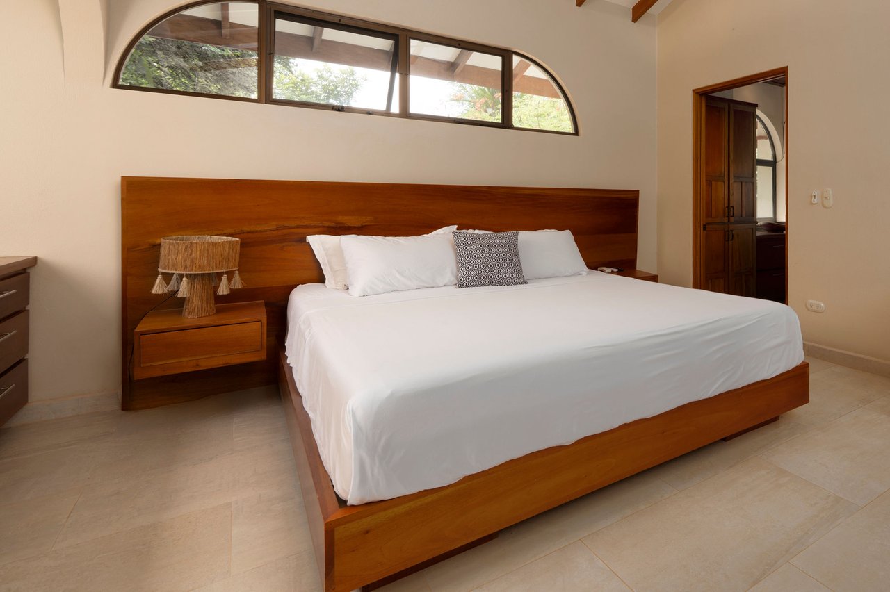 OCEAN AND MOUNTAIN VIEW 3 BEDROOM HOME WITH POOL IN LAGUNAS