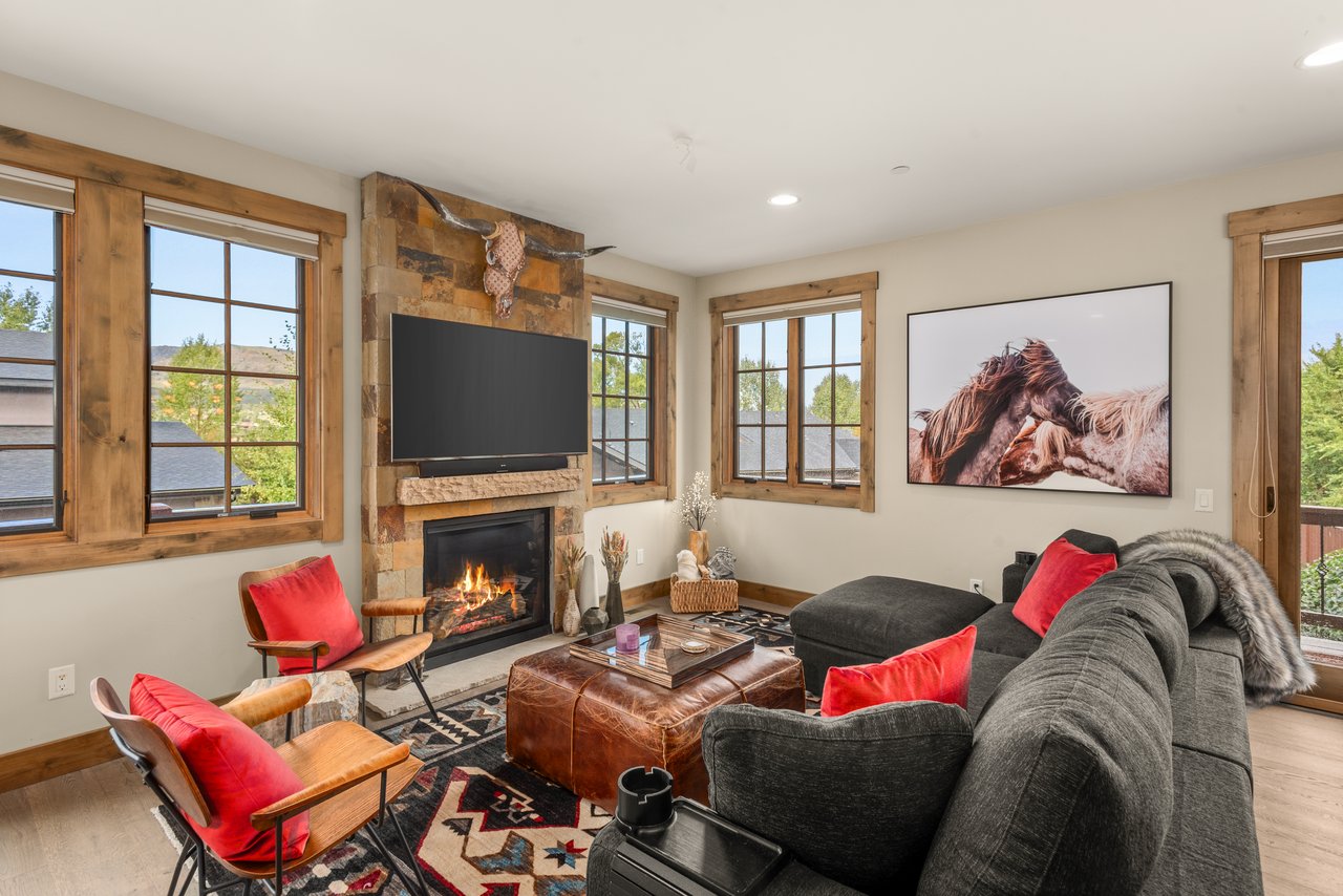 Shadowrock Townhome with Stunning Mountain Views