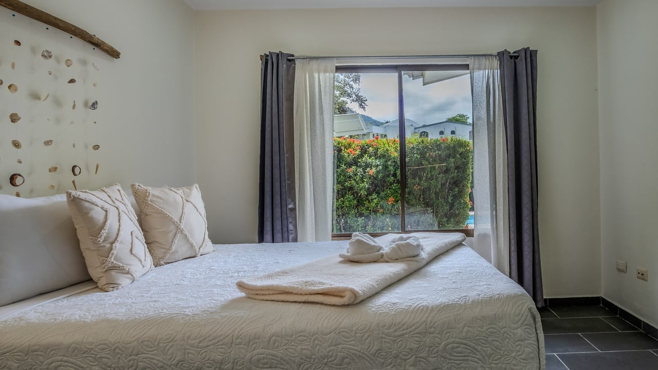 Tropical 3-Cabin Home with Pool and Gardens in the Heart of Uvita