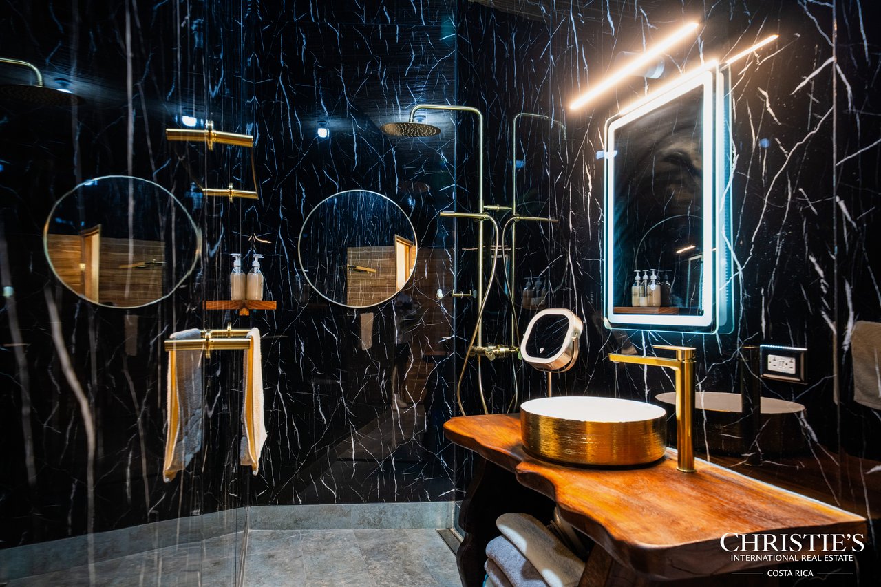LE CLOS - An Exclusive Three-Residence Estate 