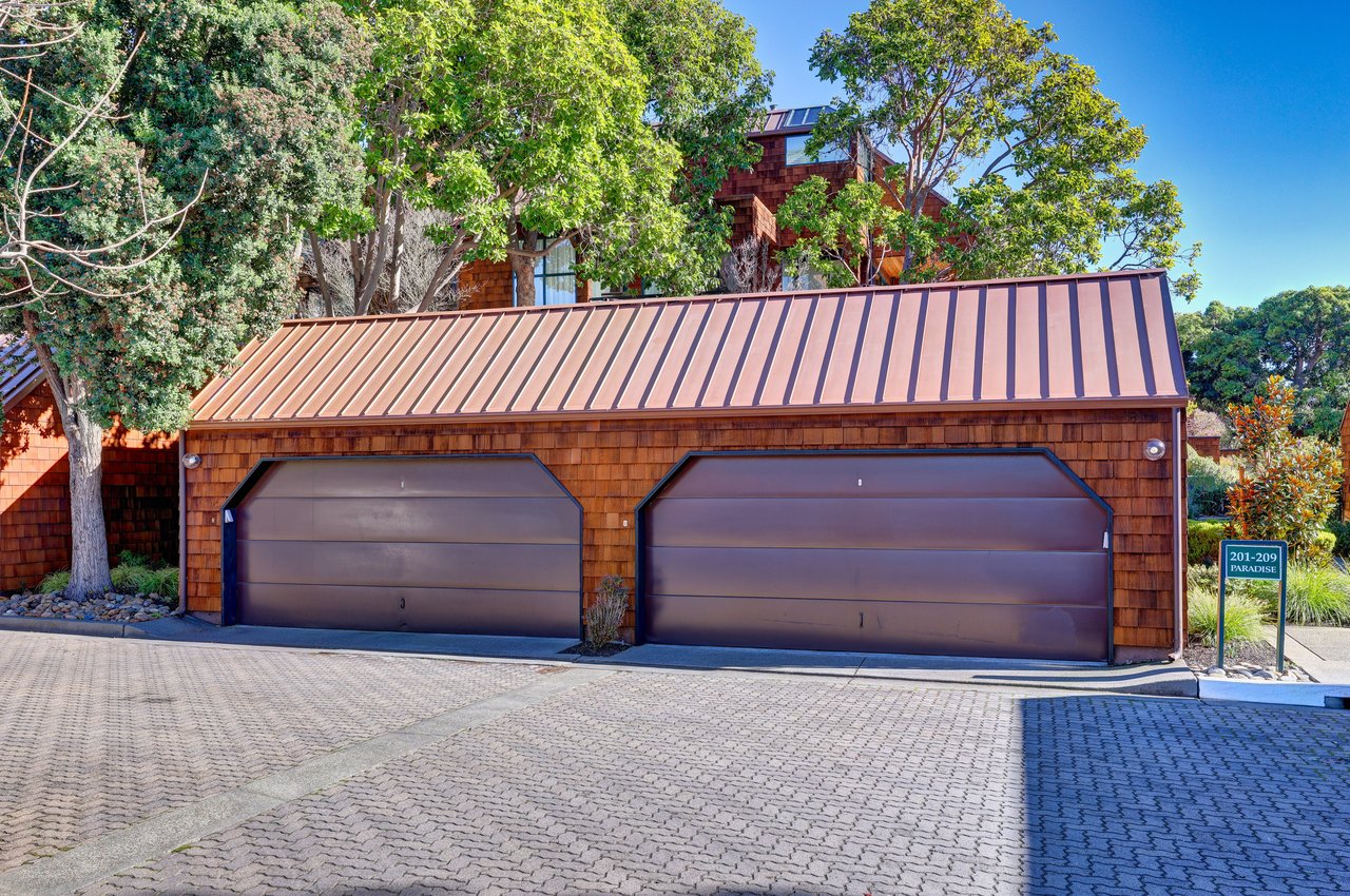 Luxurious End Unit in Point Tiburon