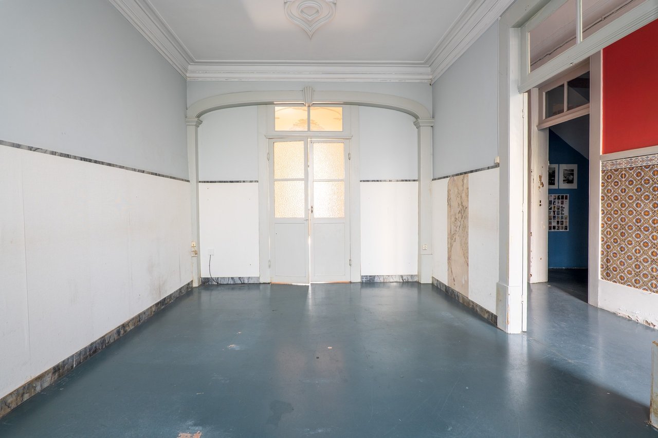 Historic Home for Restoration in Matosinhos, Porto – Prime Coastal Investment Opportunity