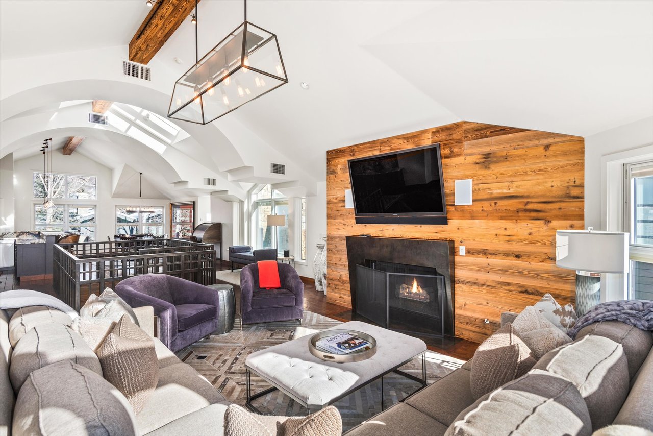 Aspen Core Luxury: Walk to the Gondola from this Spacious Townhome