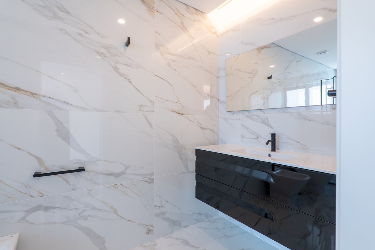 Luxury 3-Bedroom Villa with Private Garage and Expansive Living Area