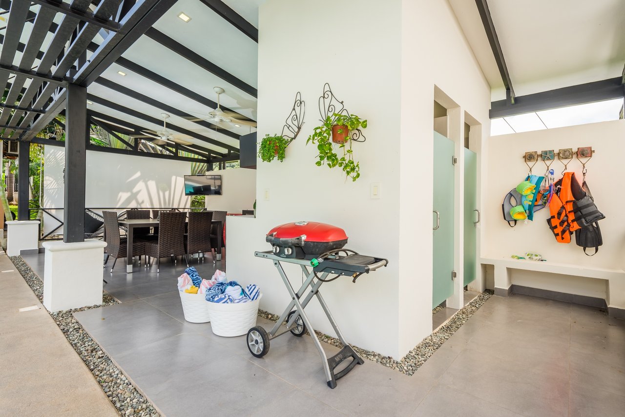 Casa Cielo | Luxurious Multifunctional Estate with Main House, Apartments, and Pool in Guanacaste!