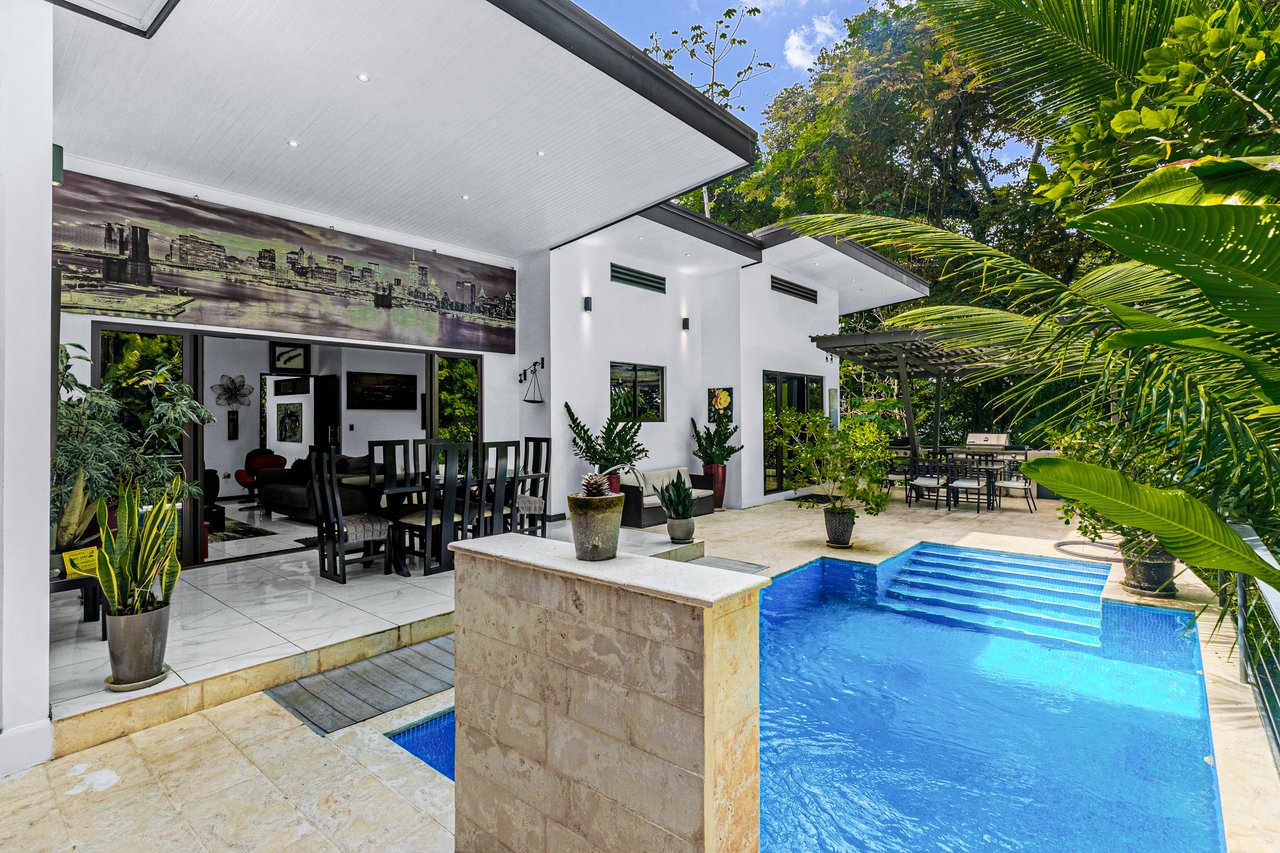 Charming 2 Bedroom Home + Studio located in heart of Uvita 
