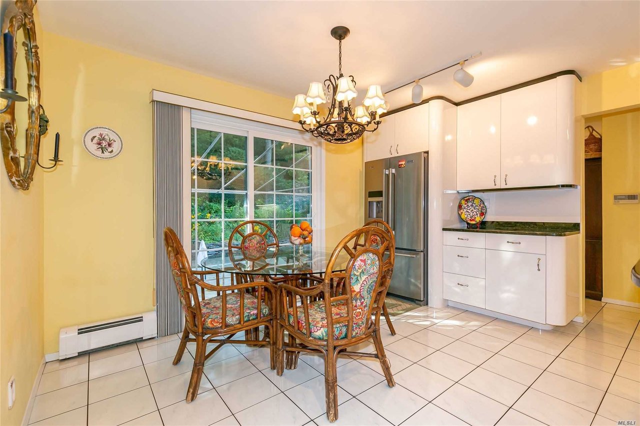 10 Cupid Ct, Dix Hills