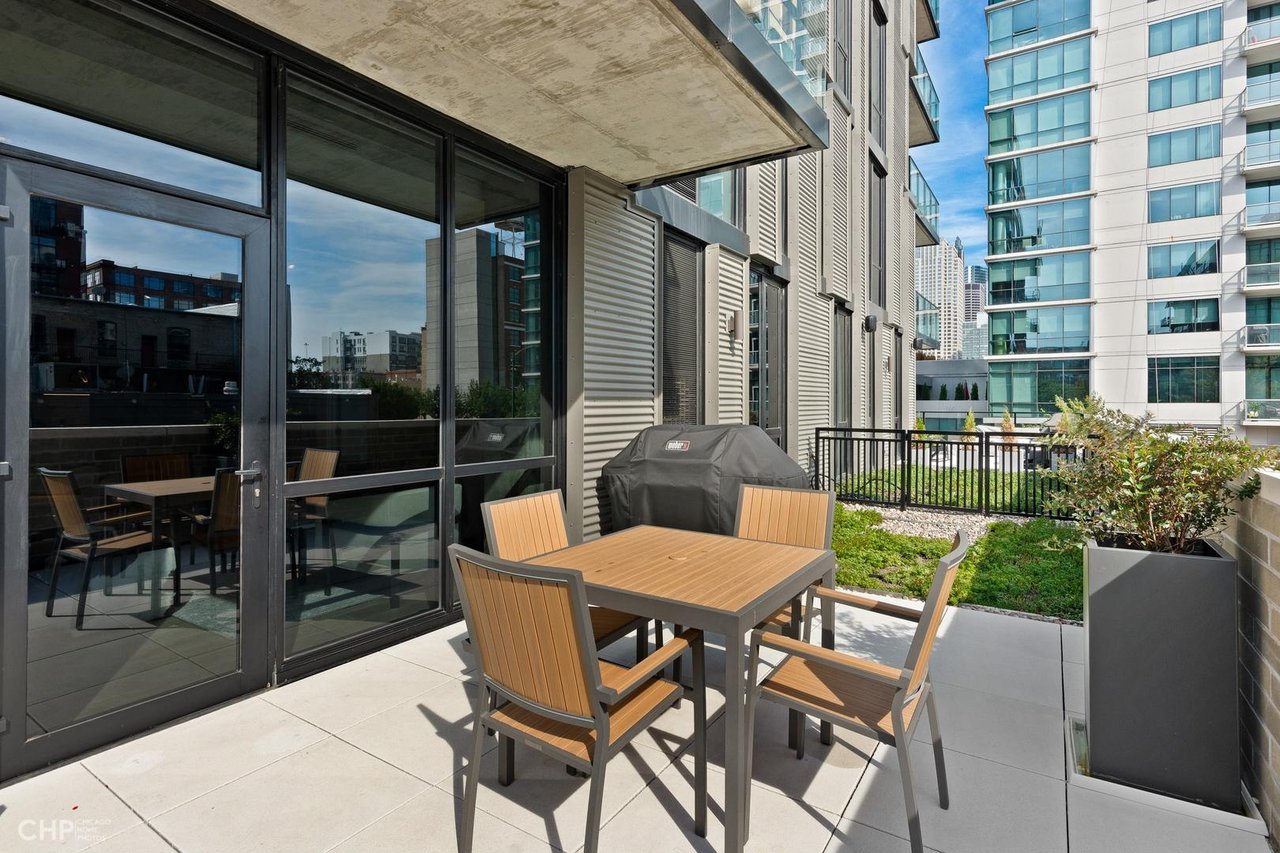 West Loop Luxury: 111 S Peoria St, #210