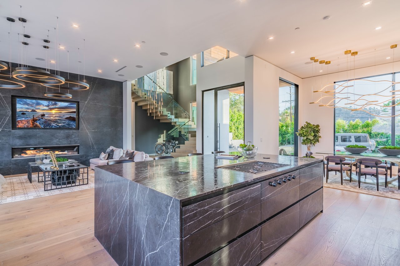 3958 Sunswept Dr