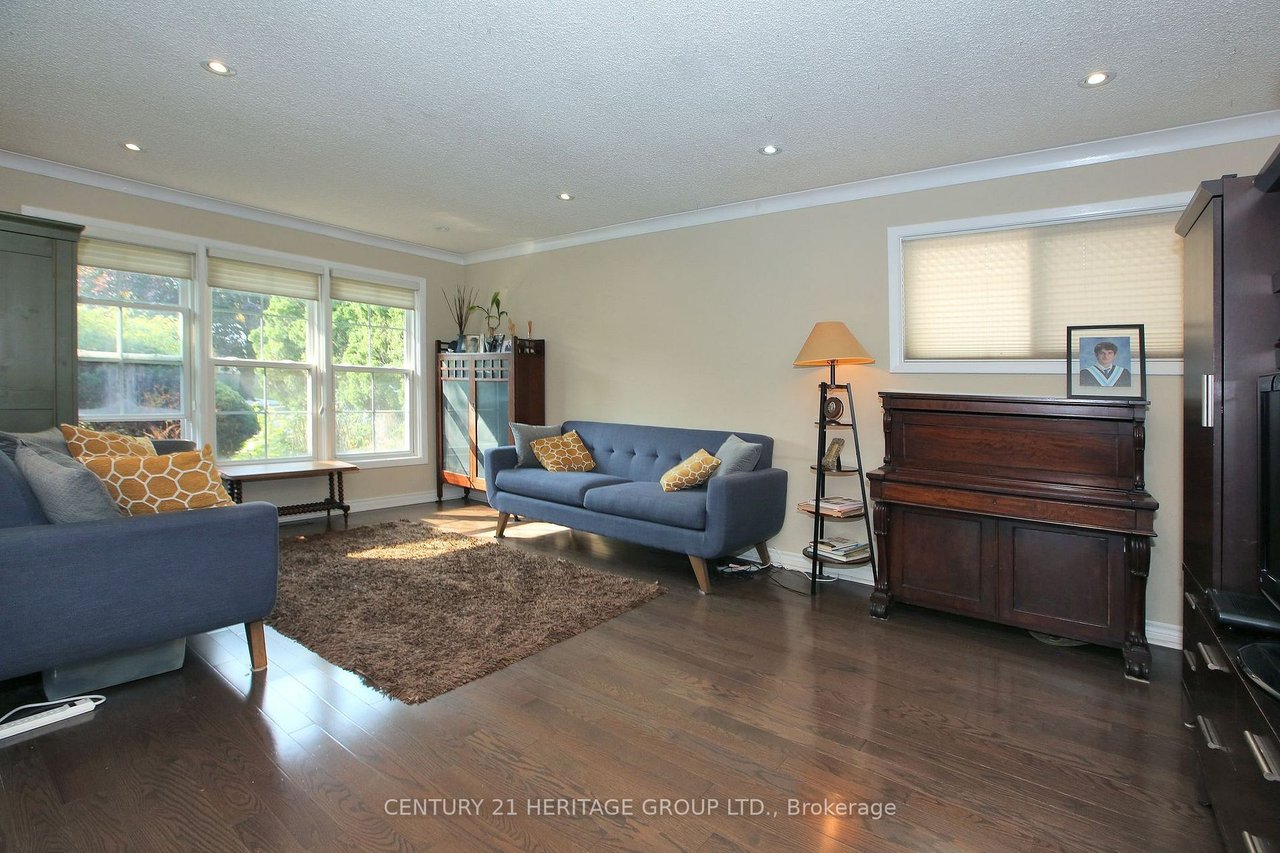  Beautifully Renovated Interior 