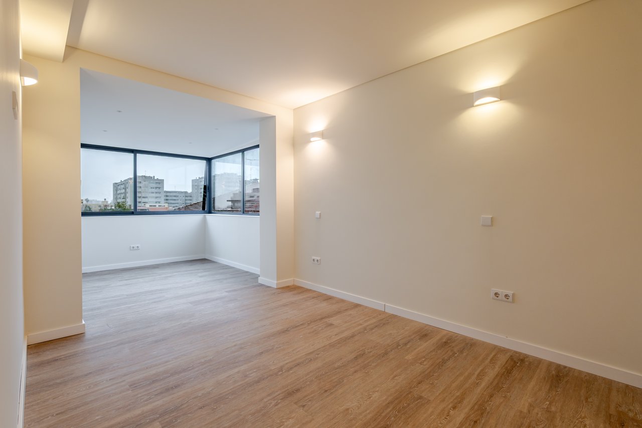Renovated 3-Bedroom Apartment with 2 Bathrooms and Lift in Bonfim, Porto