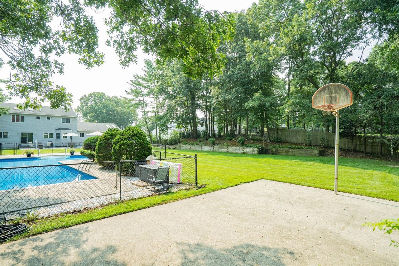 1 Stonehurst Ln