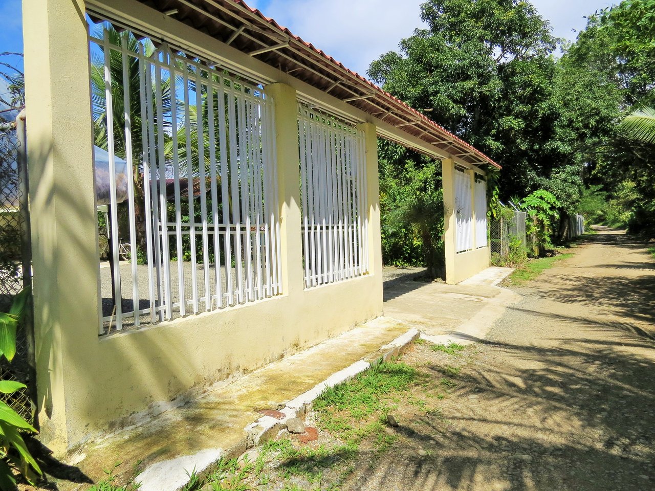 Fully equipped 4 Unit Apartment/Hotel complex 70 meters from the entrance to world-famous Marino Ballena National Park