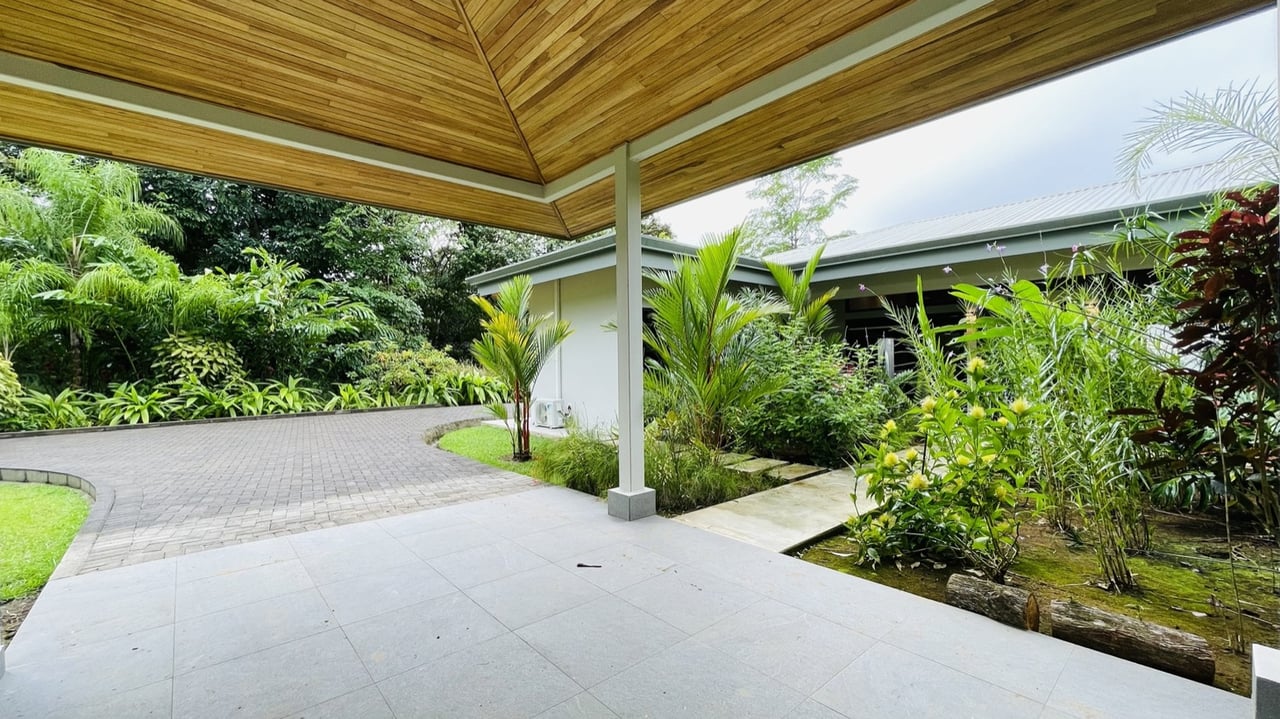 Tropical Turnkey Retreat in Gated Community