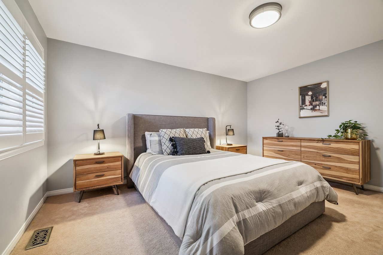 Impressive Home on Ravine Lot in Glen Abbey