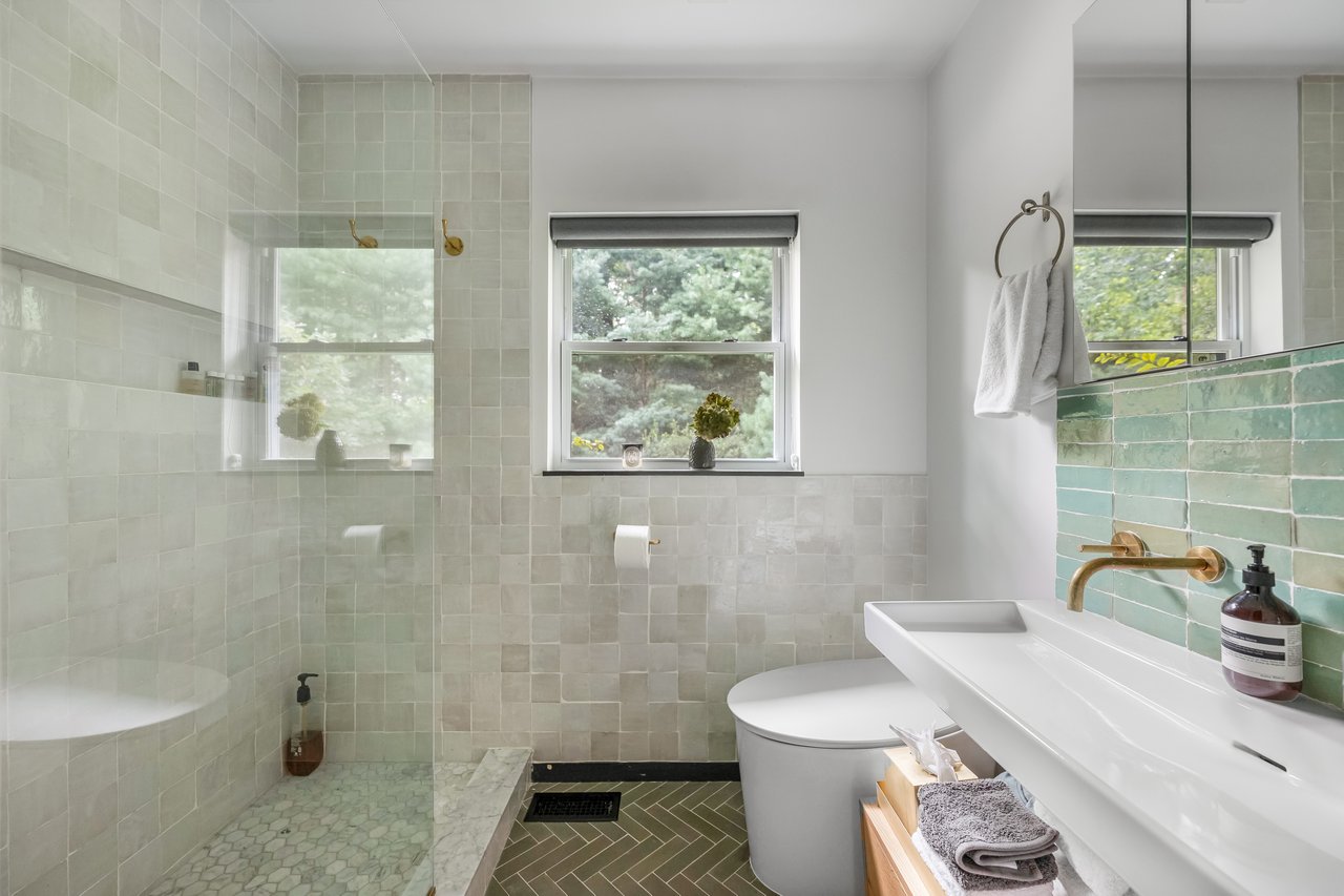 26 Harbor View Dr., East Hampton