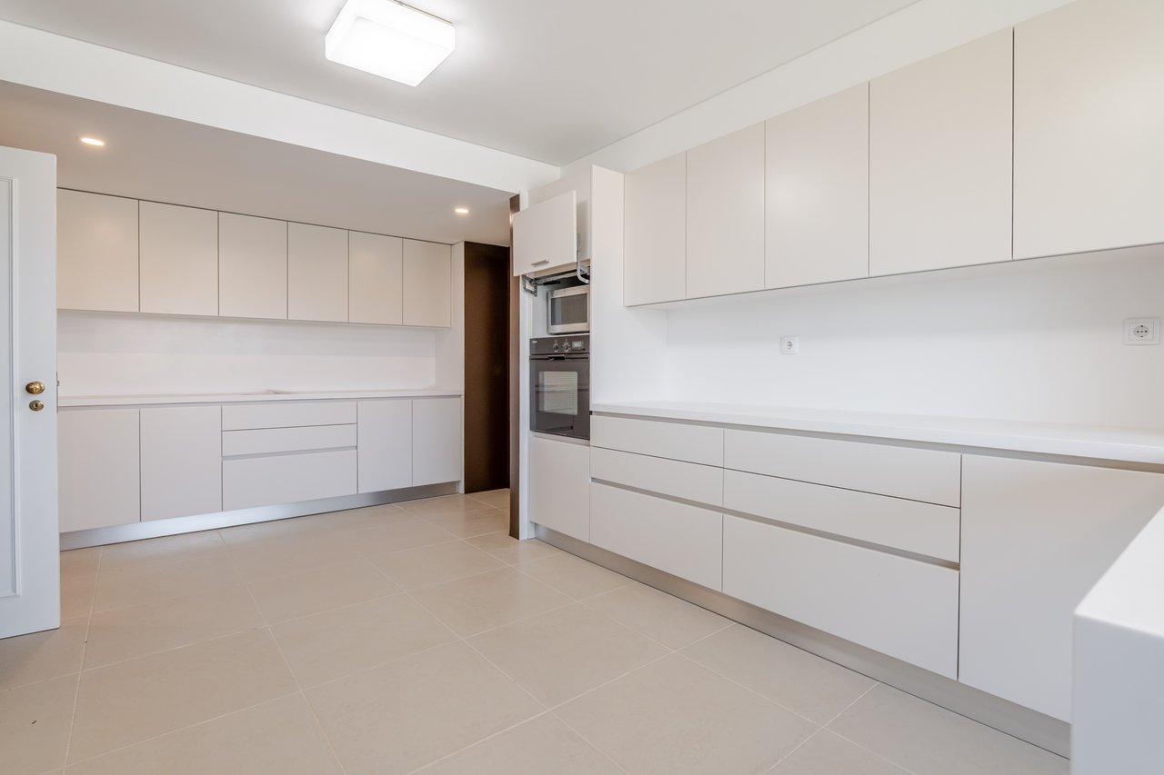 Luxury 5-Bedroom Apartment with Balcony & Private Garage in Foz do Douro, Porto
