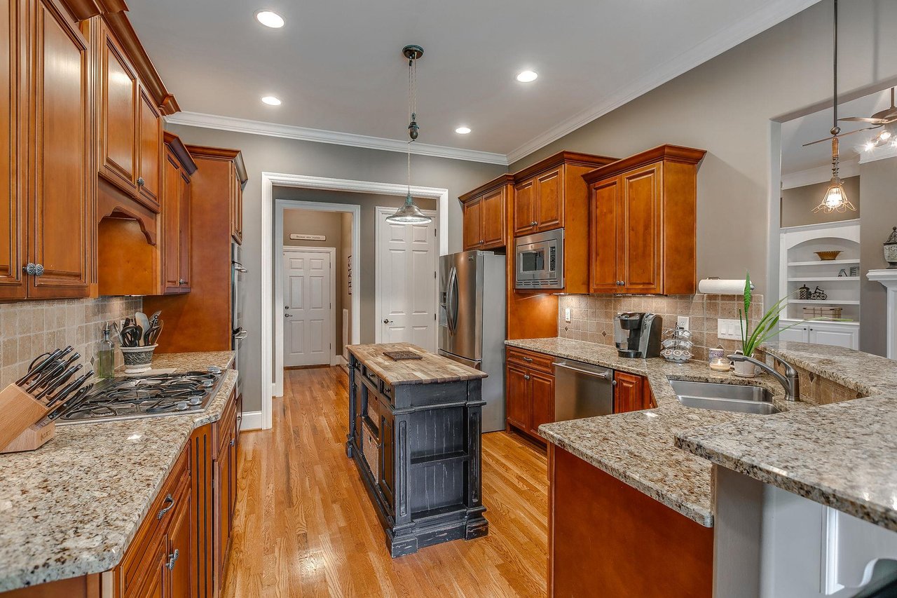 220 Azalea Ln