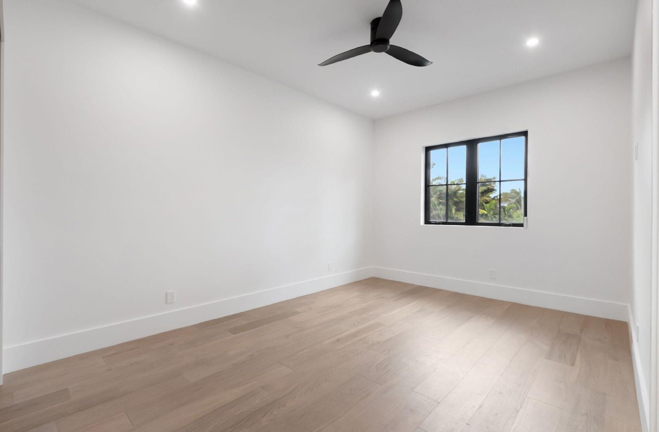 17 NW 16th St