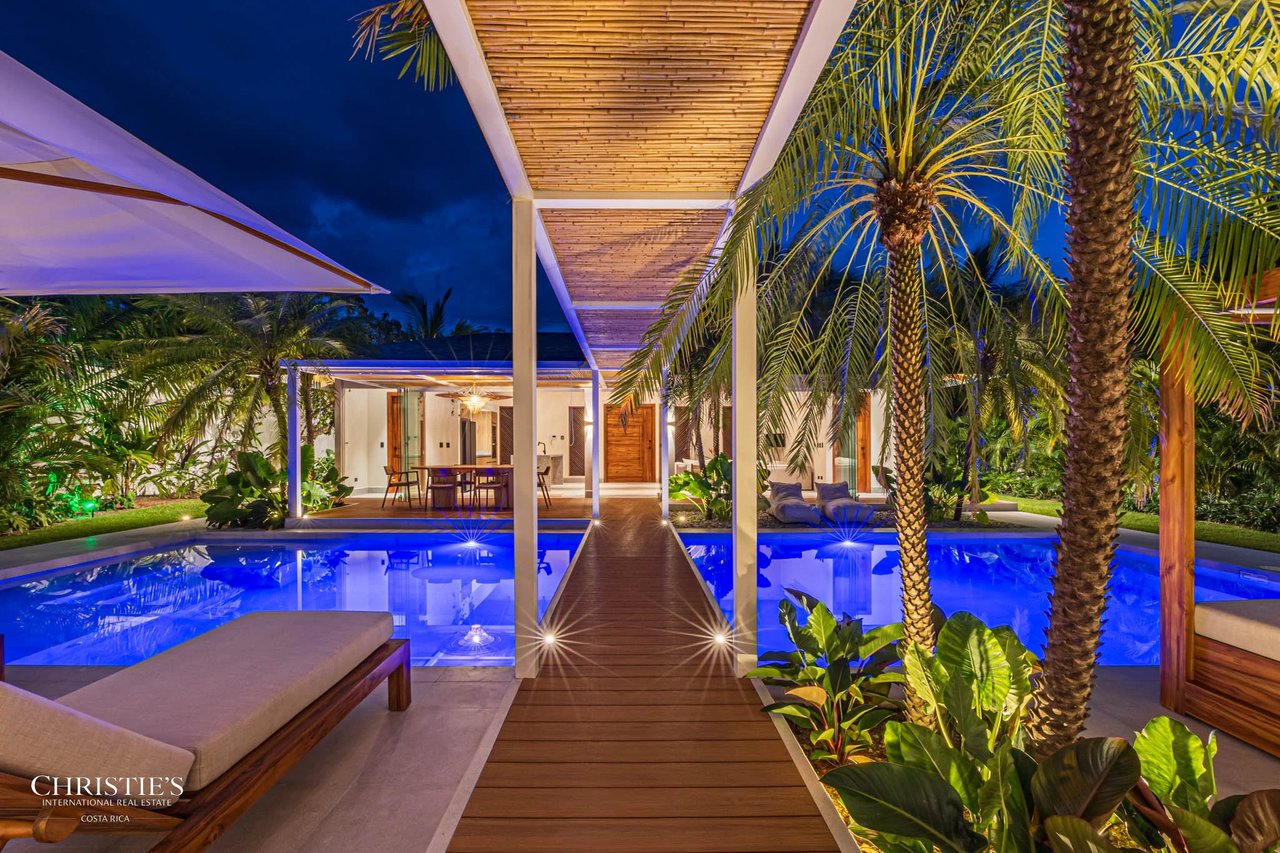 Modern Beachside Luxury Villa, Short Stroll to the Shore
