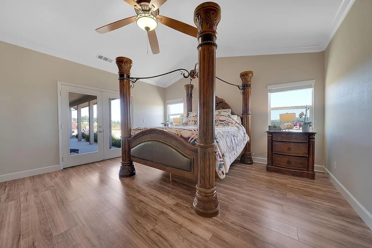3221 Crestview Dr