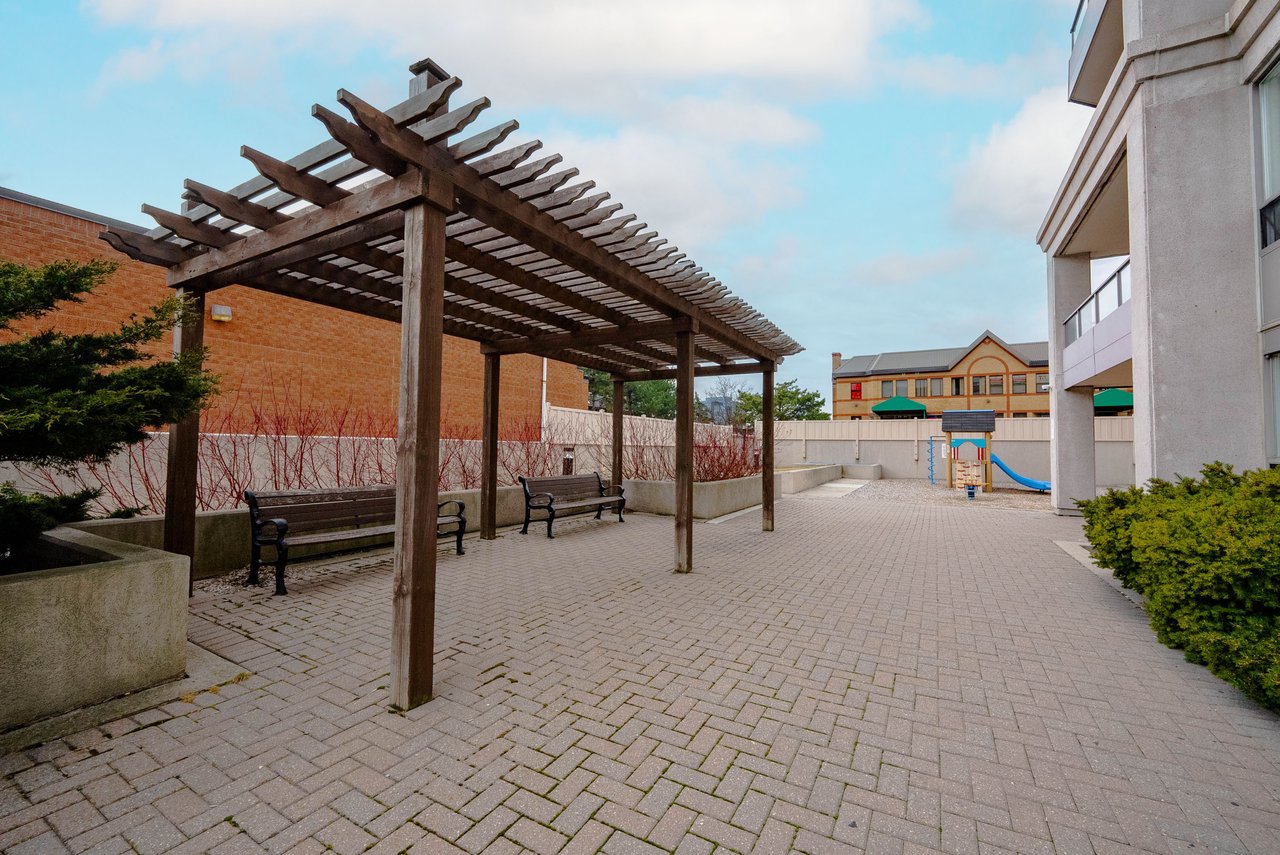 9015 Leslie Street, 807