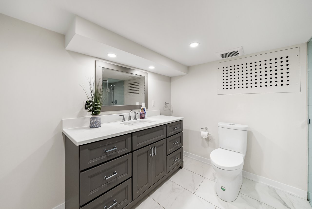 1141 Lakeshore Rd W