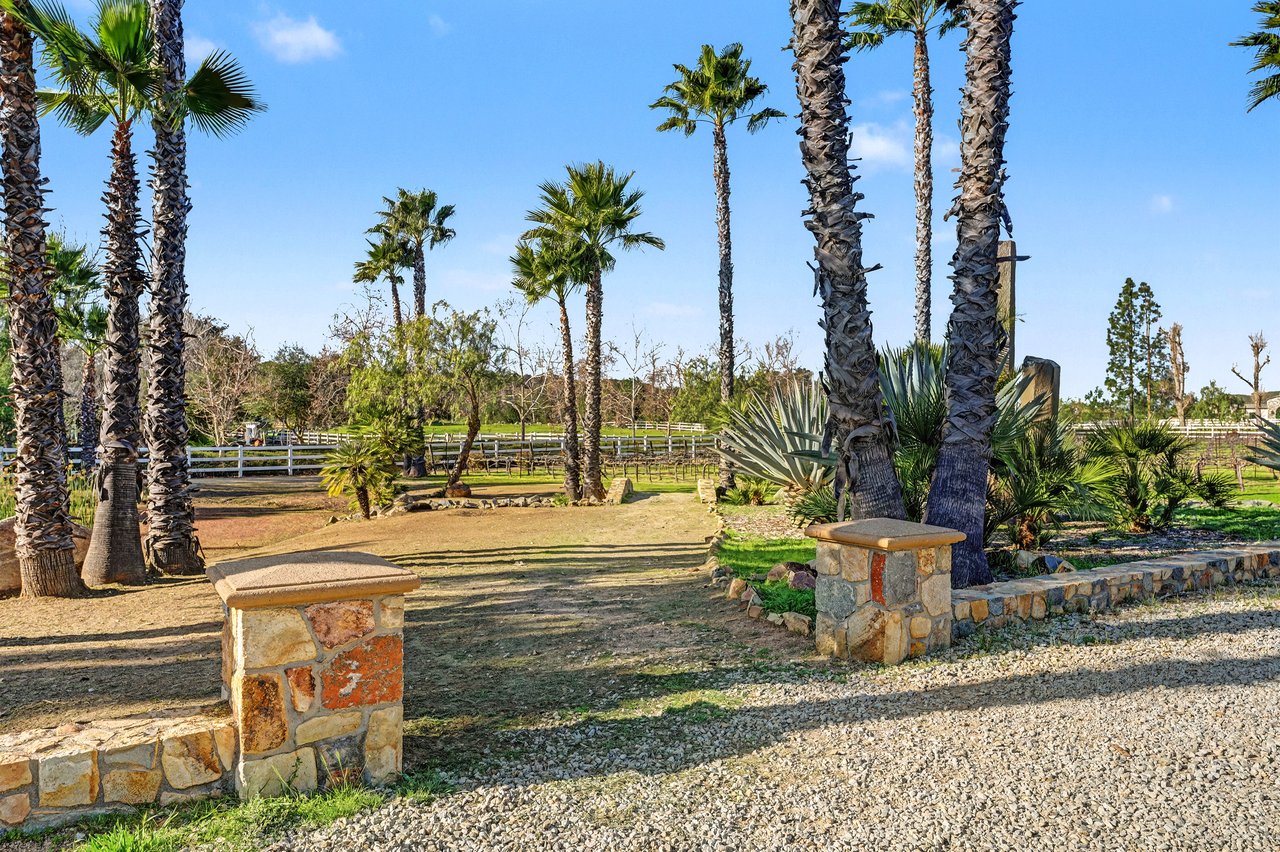 40801 Avenida La Cresta