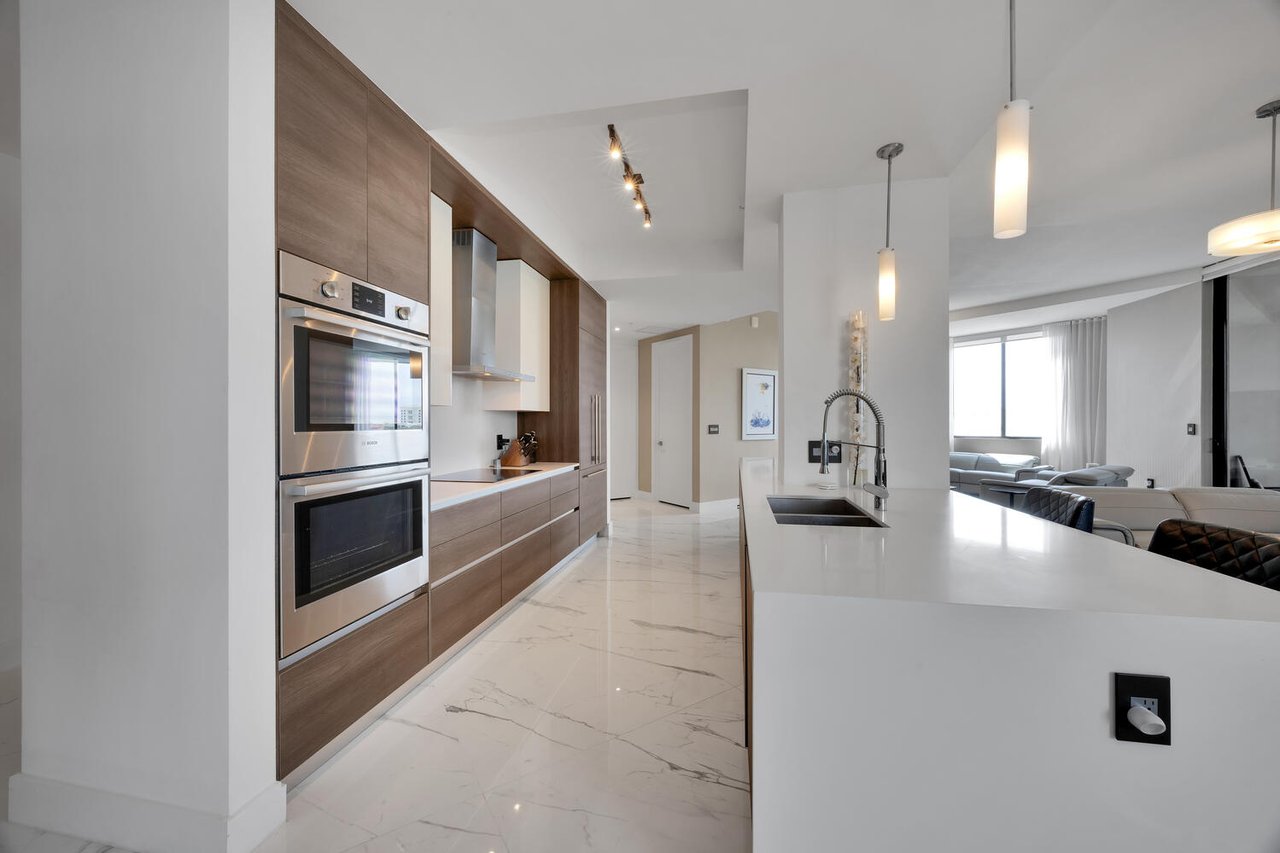 Exceptional Lower Penthouse Corner Unit in The City Beautiful