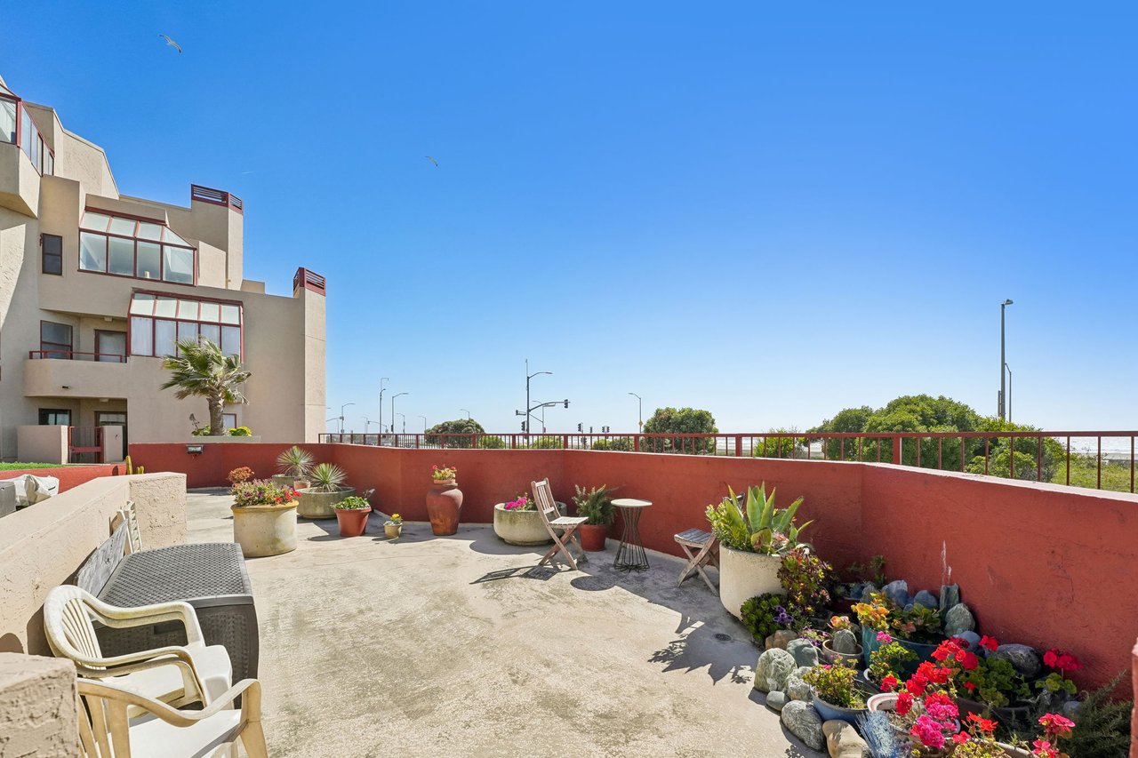 875 La Playa St