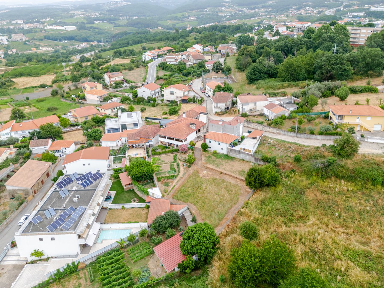 Rustic Four-Bedroom House with Private Land in Folhadela, Vila Real