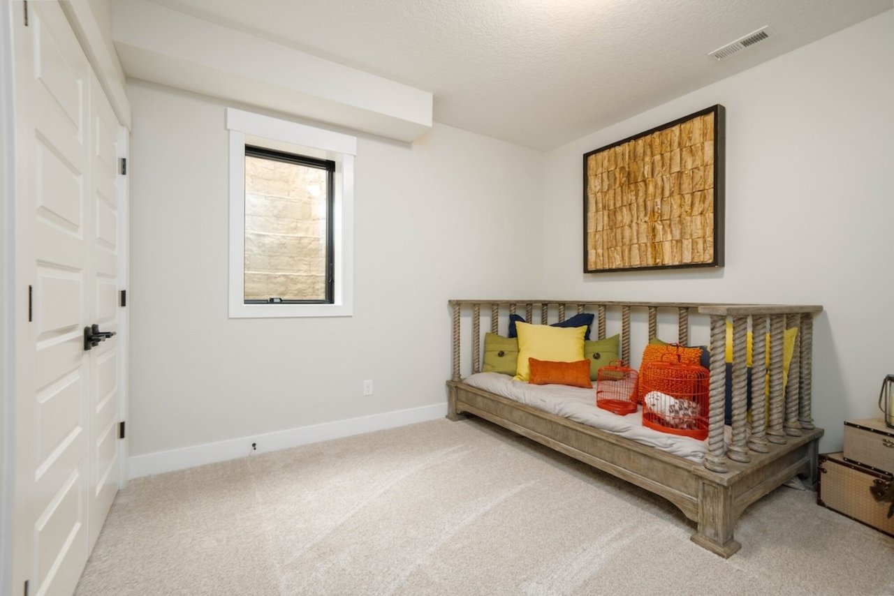 137 W Basalt Dr