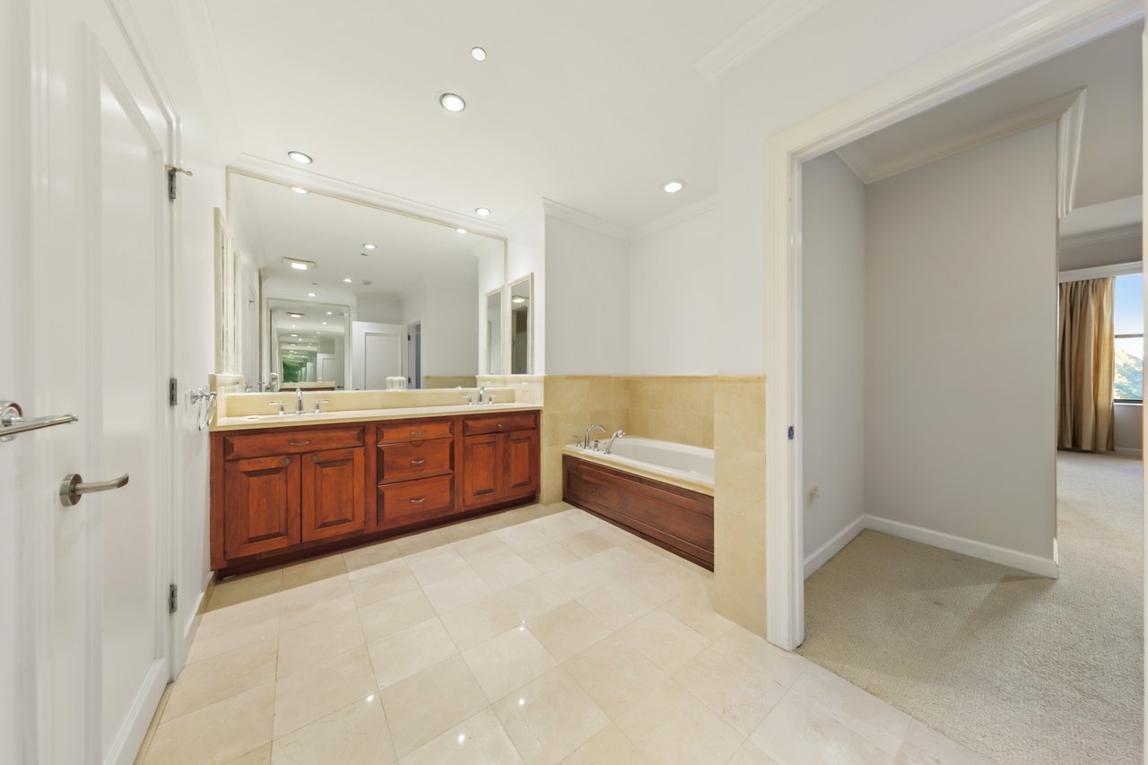 310 S Michigan Ave Unit 202