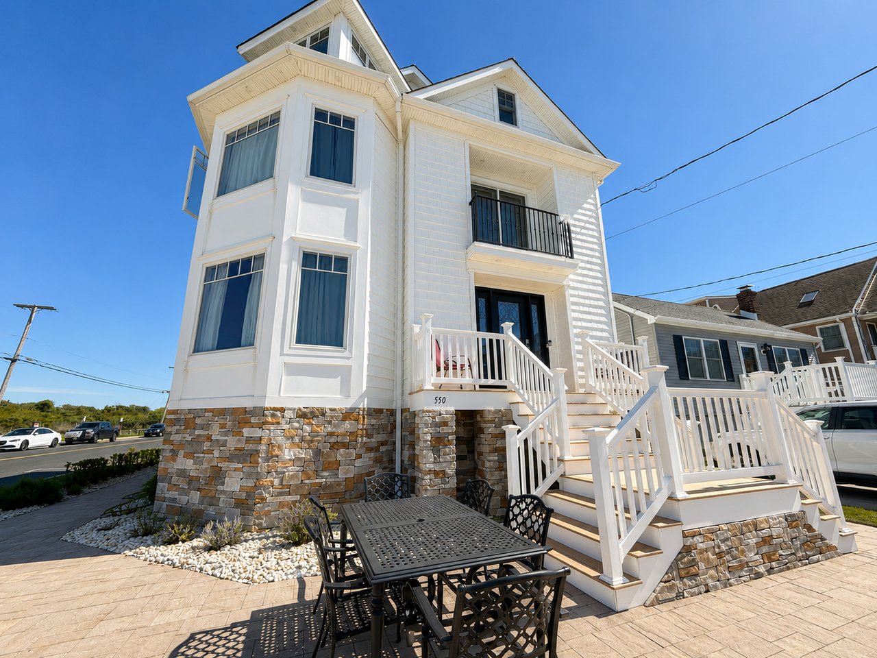 Beautiful Seashore Home with Amazing Views 