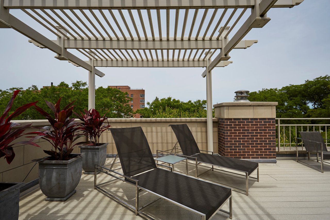 Uptown Lakefront Oasis: 801 W Castlewood Ter