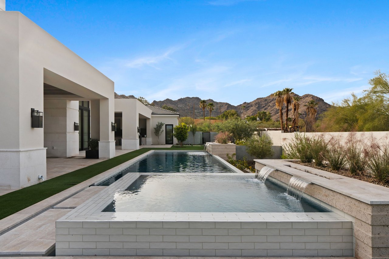 Luxury contemporary home in Paradise Valley, AZ