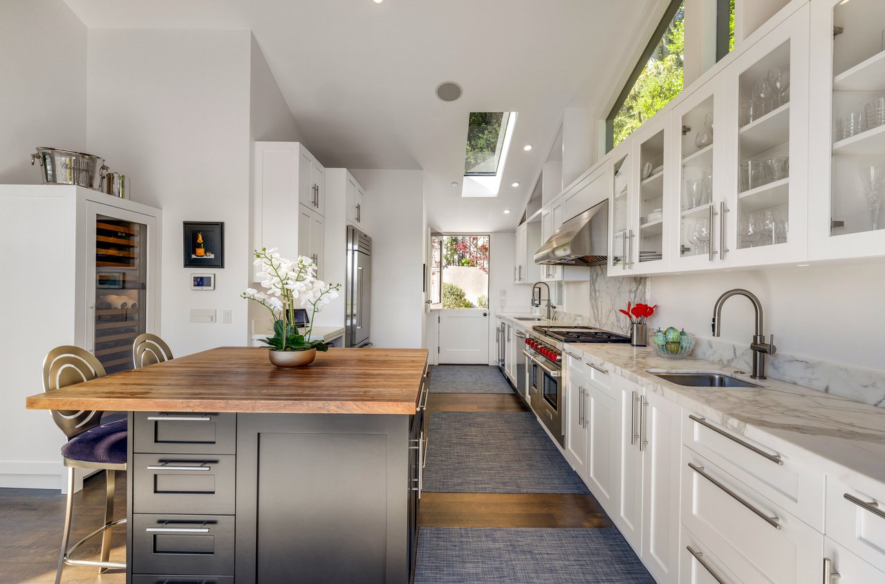 Chic and Stylish on Belvedere Island