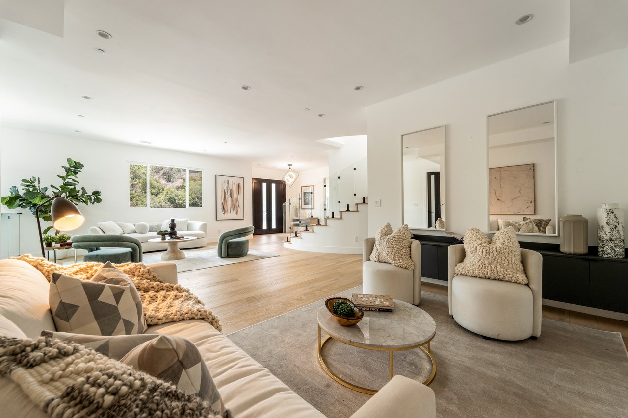 350 Mount Carmel Dr, Glendale 