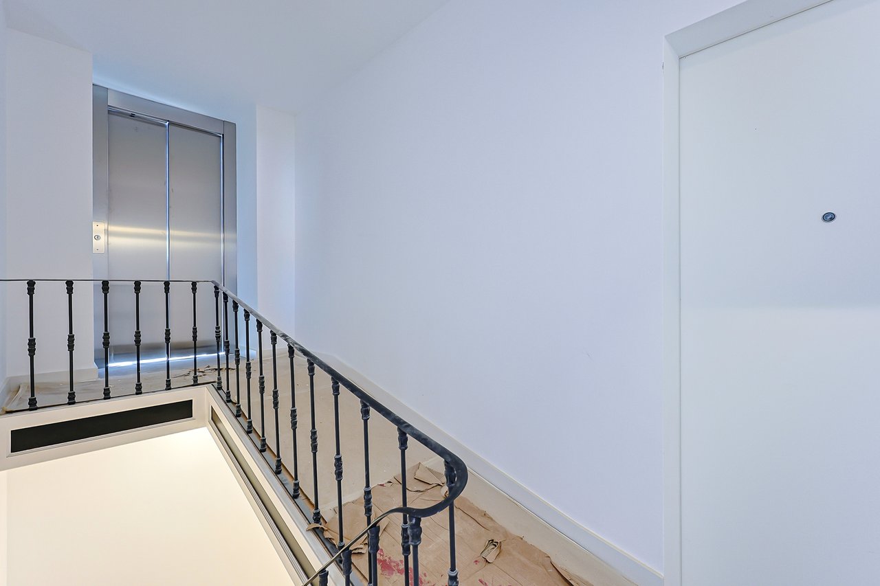 3-BDR Duplex with Sea View, Balcony & Private Lift in Monte Estoril