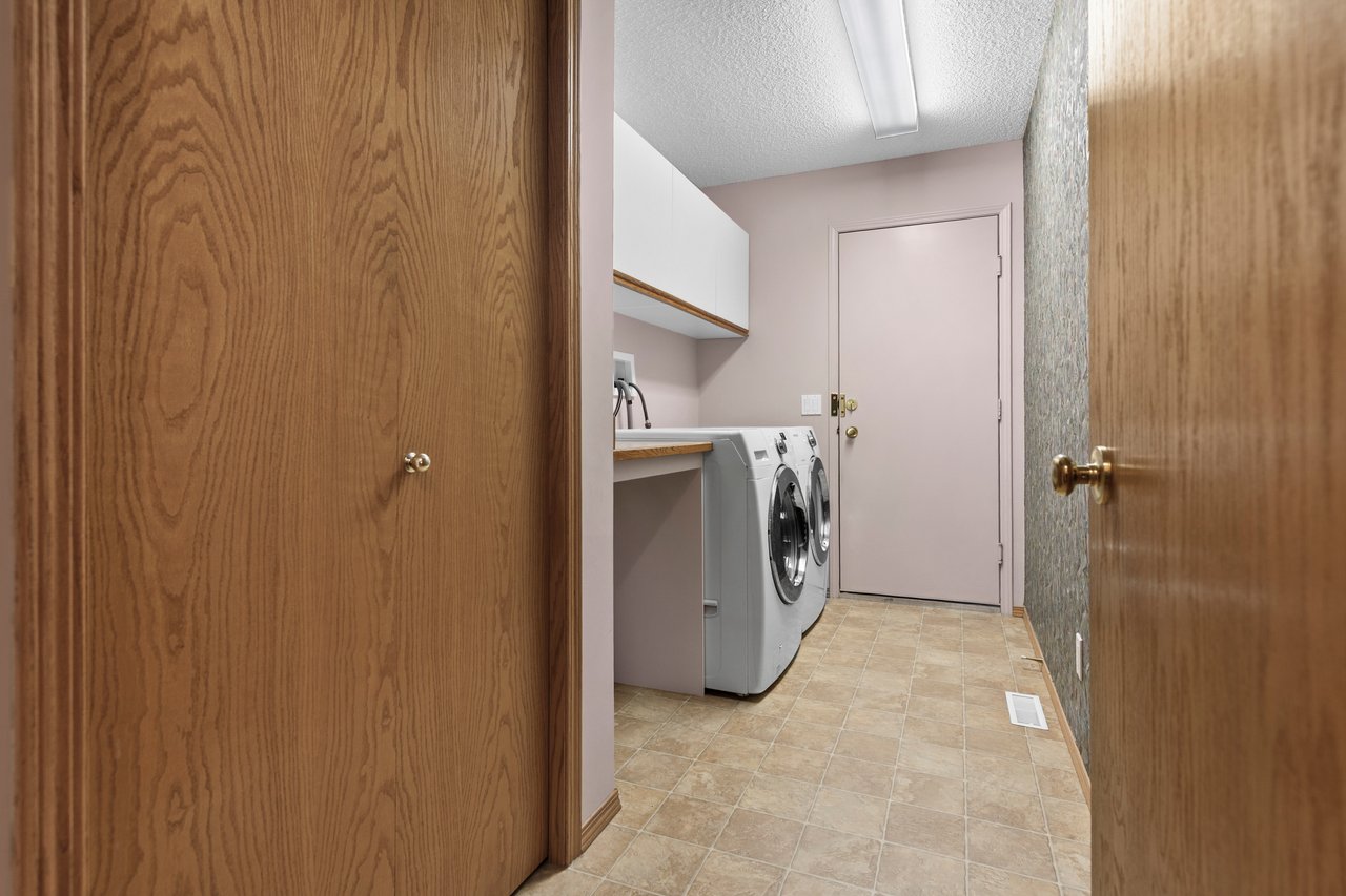 222 Arbour Cliff Close NW