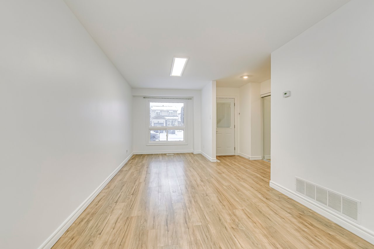3042 Patrick Cres