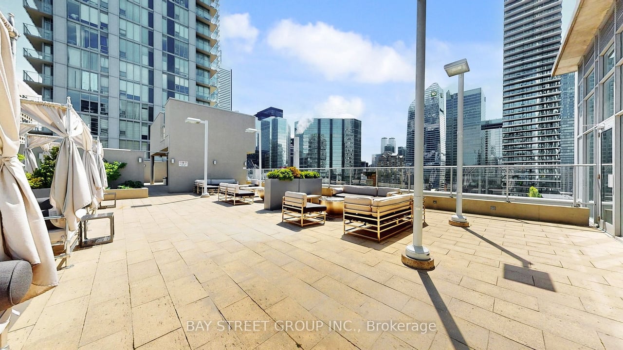 STUNNING SUNNY PENTHOUSE