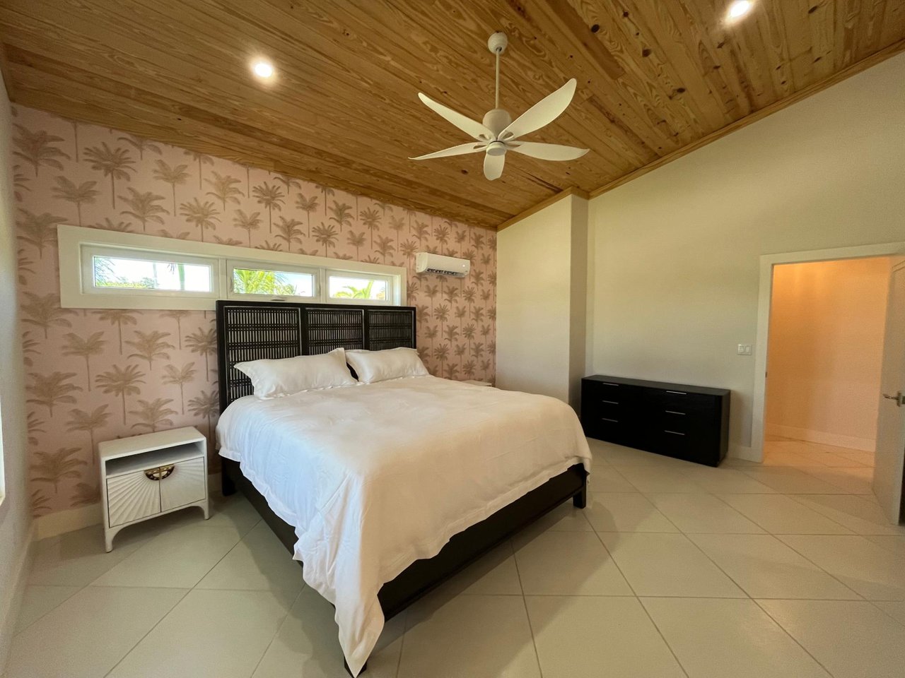 Sunnyside, Treasure Cay 