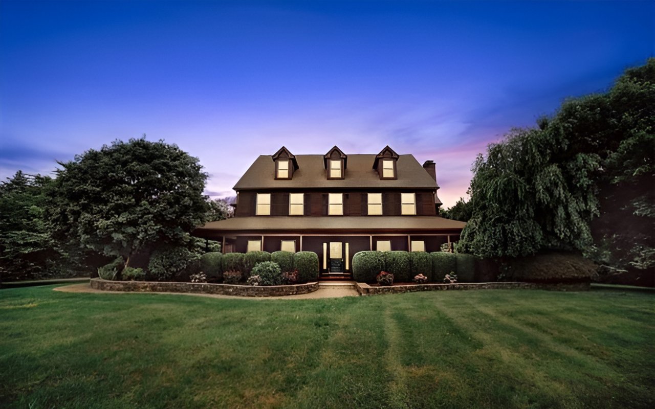 15 Merlins Lane, Newtown, CT 06470