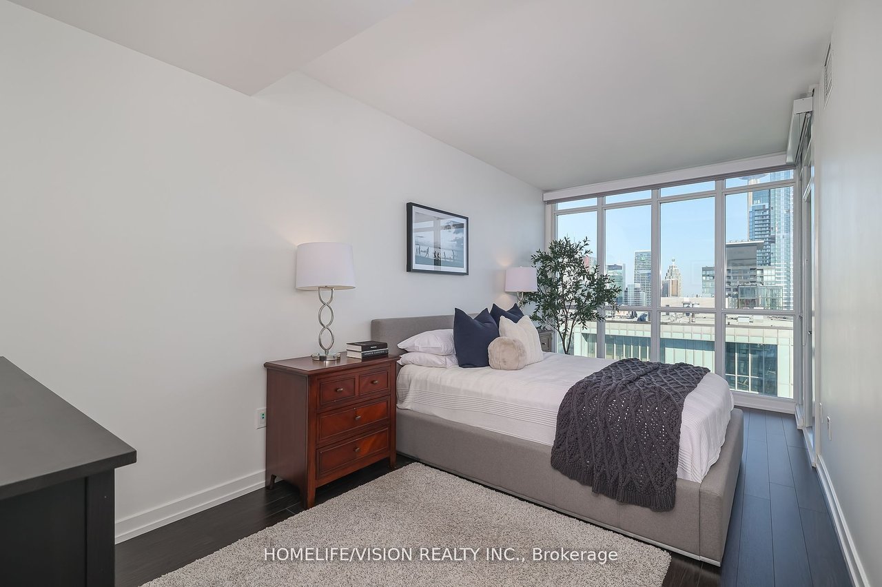 WATERFRONT LUXURY 